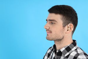 joven con discapacidad auditiva