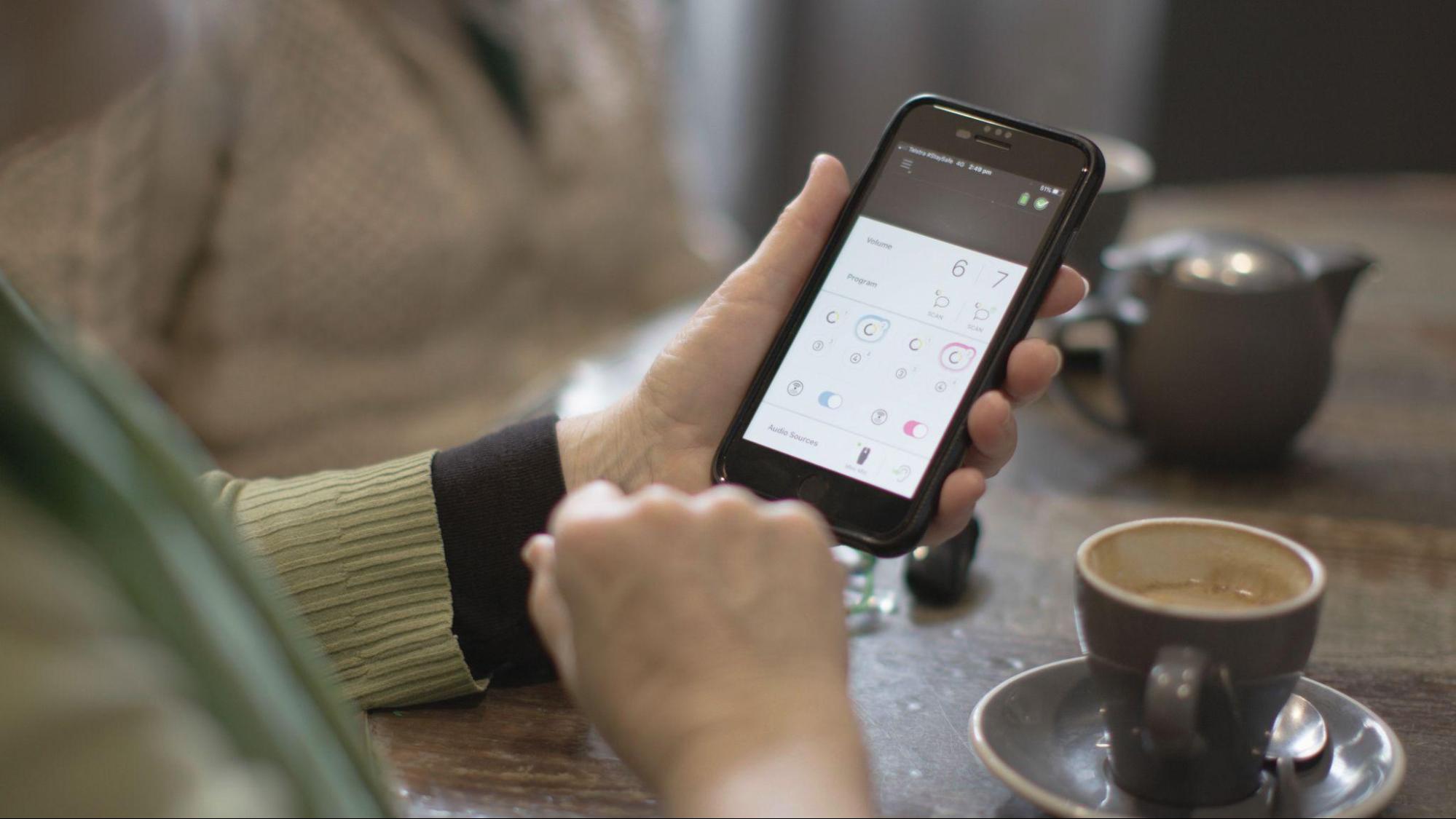 Lee más sobre el artículo Vivir con un implante coclear: ¿Por qué esta aplicación será su nuevo mejor amigo?